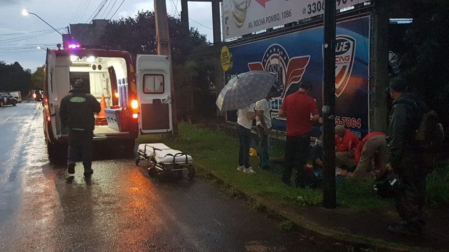 Motociclista é socorrido pelo Siate ao se envolver em acidente no Maria Luiza