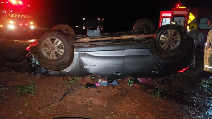 Família fica ferida em capotamento na BR-467 em Cascavel