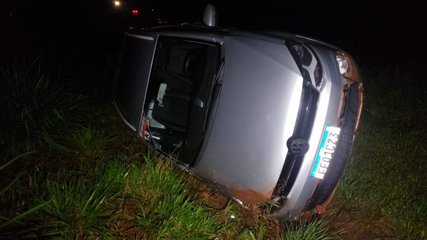 Motorista perde o controle da direção e tomba Crossfox na BR-467