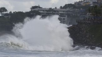 Bombeiros salvam mais de 1,6 mil vidas nas praias do Rio no carnaval