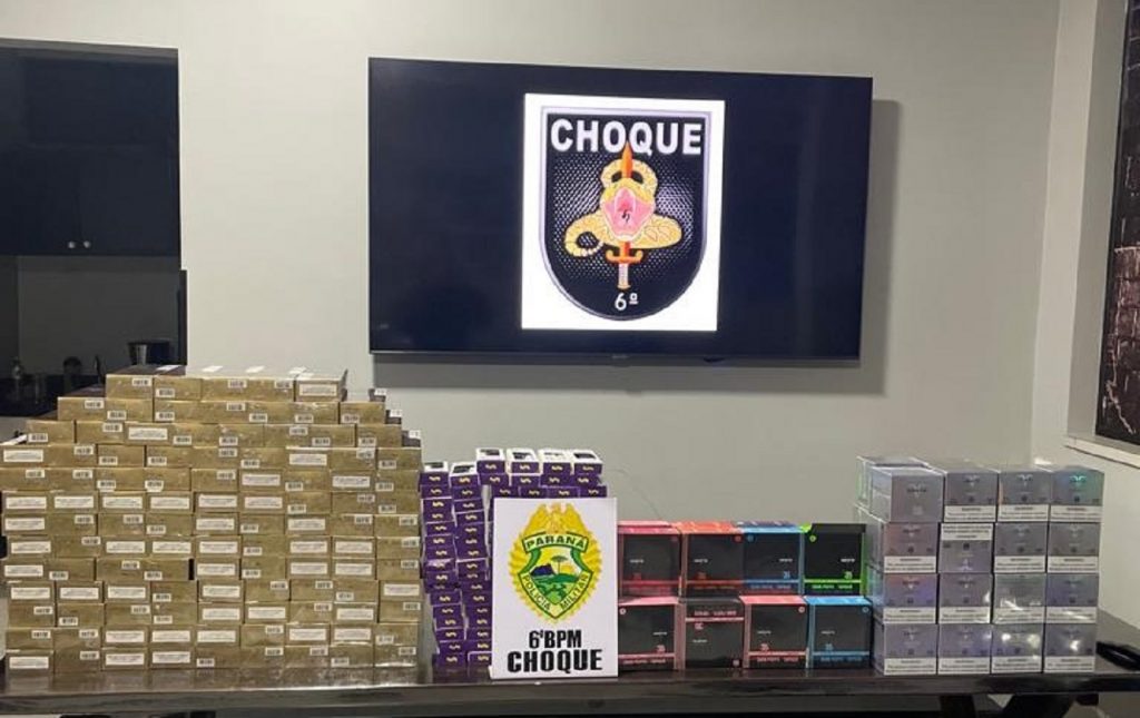 Choque apreende 110 maços de cigarros e 550 vapes em abordagem a ônibus de linha em Cascavel