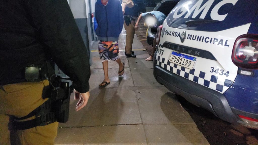 Adolescentes acusados de furtarem Gol fogem da polícia e acabam apreendidos