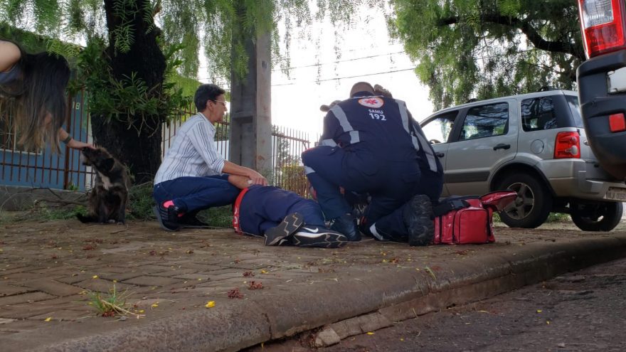 Homem convulsiona no rua e é socorrido por populares e Samu