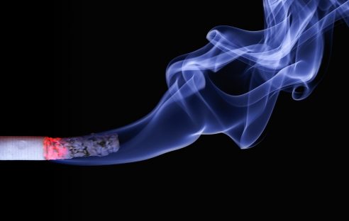 Homem que cochilou com cigarro na mão e causou incêndio na vizinhança pagará indenização Imagem referente a Homem que cochilou com cigarro na mão e causou incêndio na vizinhança pagará indenização