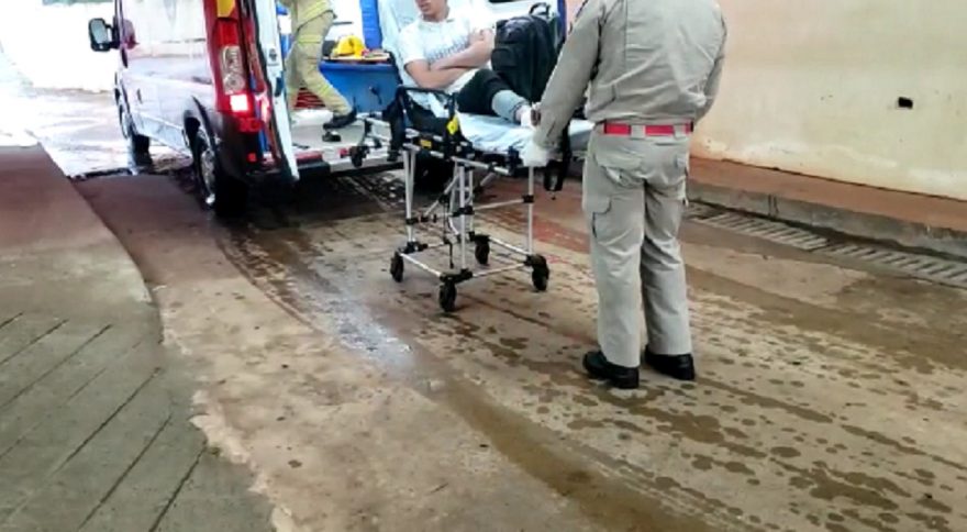 Trabalhador sofre queimaduras de segundo grau nos pés e tornozelos