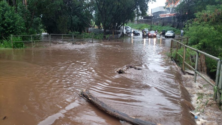 Ponte do XIV de Novembro inunda e trava trânsito