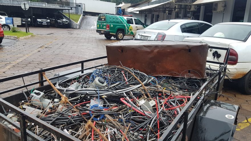 Polícia Ambiental detém indivíduos que estavam queimando fio de cobre