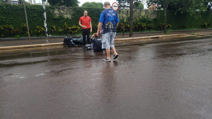 Mulher fica ferida ao sofrer queda de motocicleta na rua Barão do Cerro Azul
