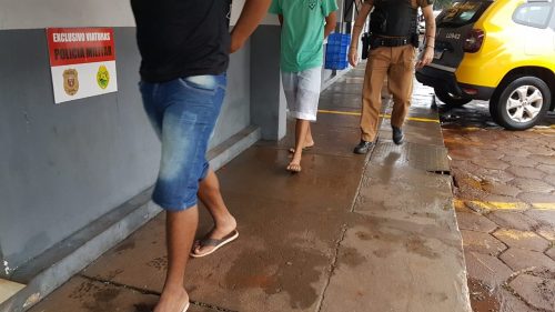 PM detém um homem com mandado de prisão em aberto e outro em posse de entorpecentes Imagem referente a PM detém um homem com mandado de prisão em aberto e outro em posse de entorpecentes