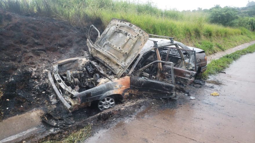 Veículo fica destruído após incêndio na BR-163