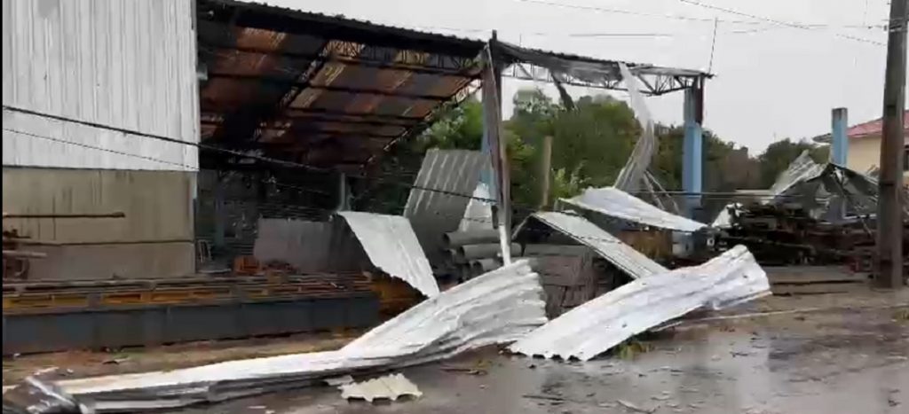 Temporal causa destruição em Nova Laranjeiras