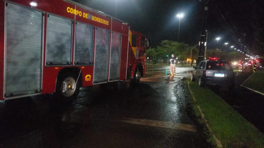 Motorista fica ferido após veículo bater em poste na Avenida Tancredo Neves