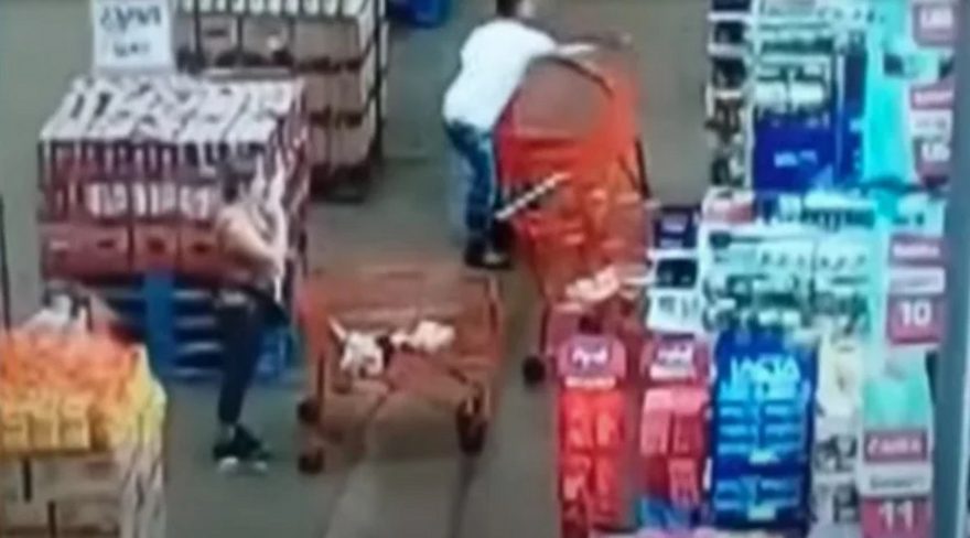 VÍDEO: homem arremessa carrinho de supermercado na cabeça de mulher em Goiás