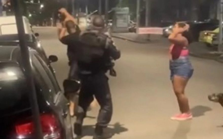 Policiais são agredidos durante abordagem e vão parar no hospital; veja vídeo