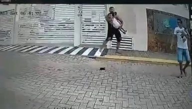Imagem referente a IMPRESSIONANTE: vídeo registra homem tentando sequestrar criança em frente ao pai