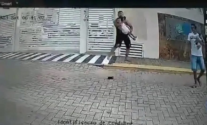IMPRESSIONANTE: vídeo registra homem tentando sequestrar criança em frente ao pai