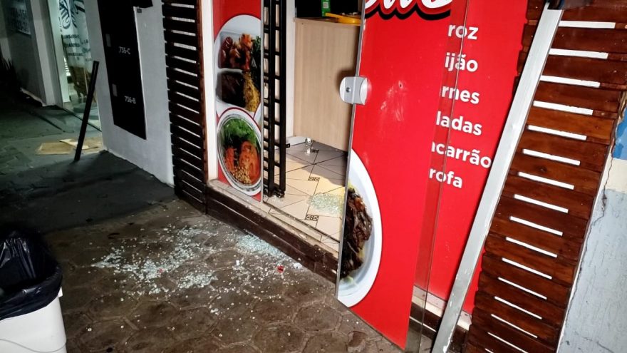 Marmitaria é alvo de bandidos em Cascavel; comércio ao lado foi arrombado no dia anterior