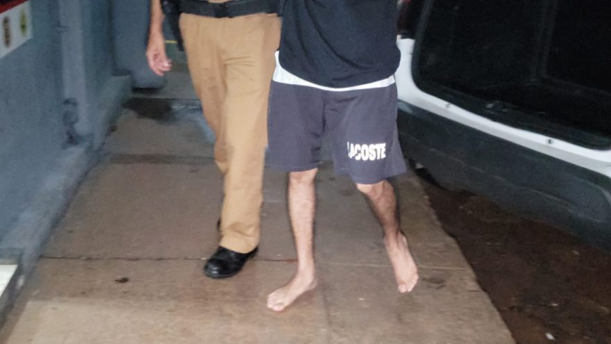 Vizinhos chamam a PM após jovem agredir a companheira na frente de casa, no Turisparque