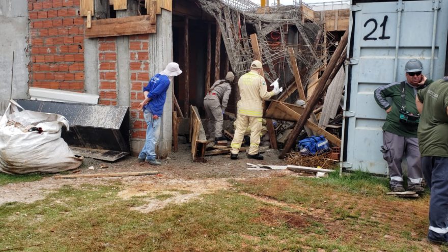 Urgente: Estrutura de obra cai e trabalhador fica preso a escombros