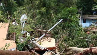 Sobe para 54 número de mortos após chuvas no litoral norte paulista