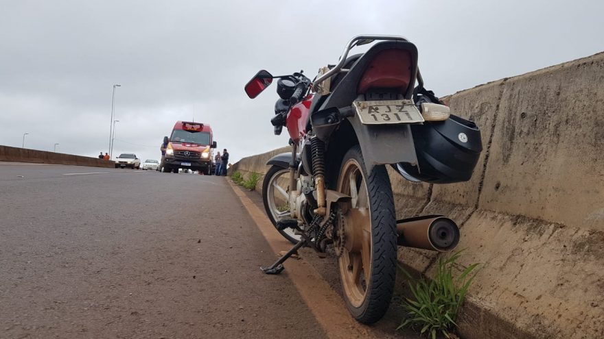 Carro e moto se envolvem em colisão no viaduto da Rua Olindo Periolo