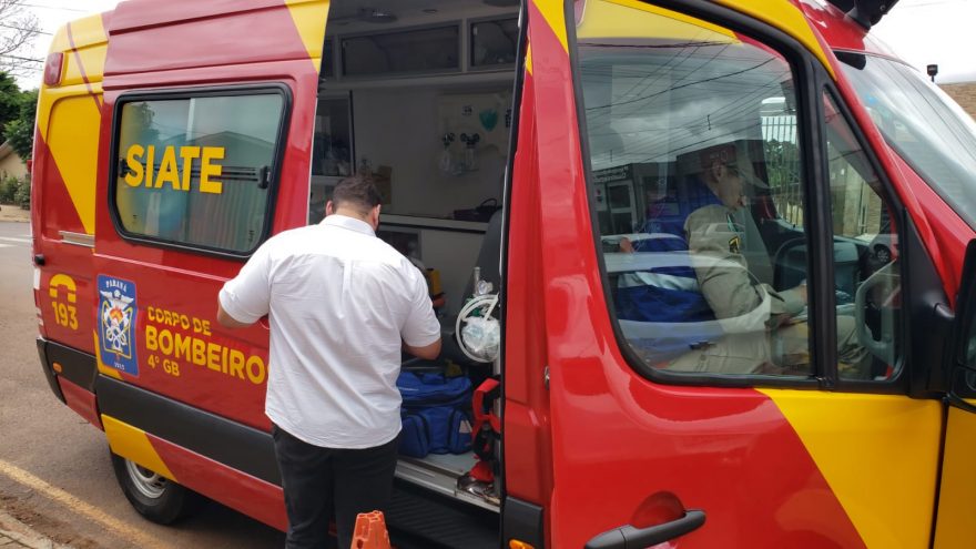 Motociclista fica ferida em acidente e condutor do carro foge do local após colisão