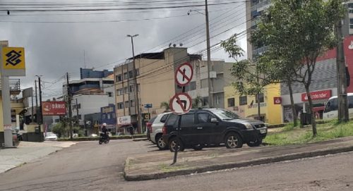 Segundo a Transitar, posição de placas de sinalização teria sido alterada em ato de vandalismo