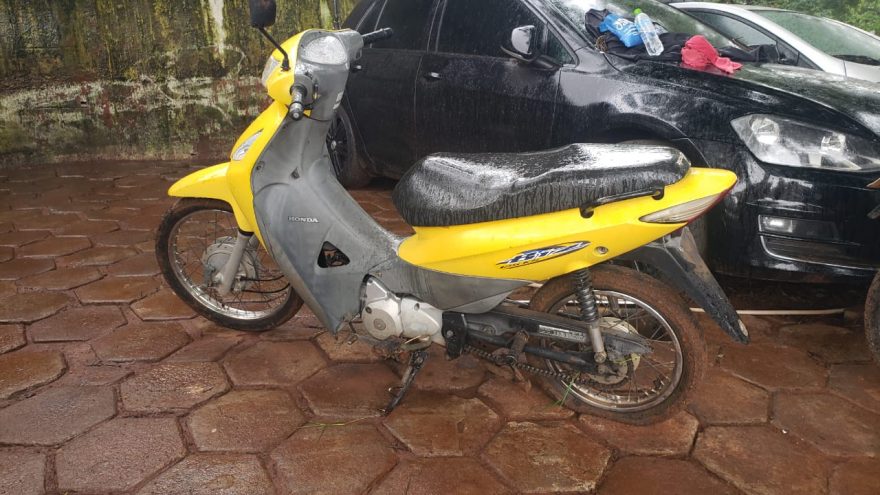 Moto de cor amarela e com alerta de furto é recuperada