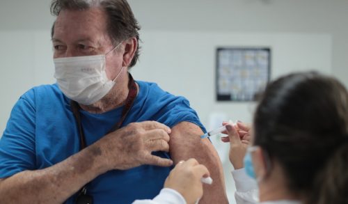Começa na segunda-feira (27) aplicação de vacina bivalente para idosos acima de 70 anos acamados e em asilos