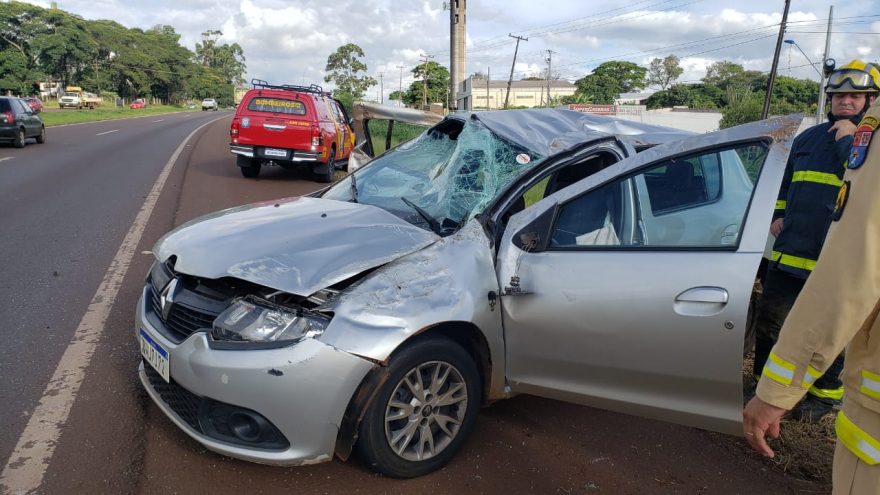 Gestante fica ferida em capotamento na BR-467 em Cascavel
