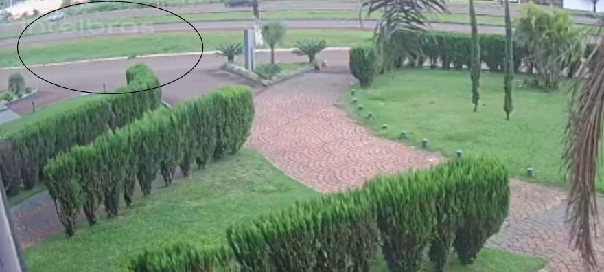 Câmera de segurança flagra capotamento em que gestante ficou ferida na BR-467