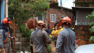 Bombeiros suspendem as buscas em São Sebastião por causa das chuvas