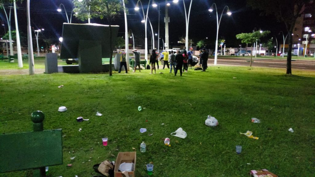 Sujou! Grupo deixa lixo espalhado e é abordado na Praça da Bíblia
