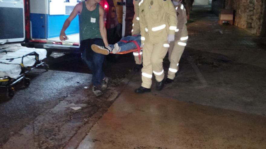 Rapaz passa mal e é socorrido pelo Siate na rua da Lapa