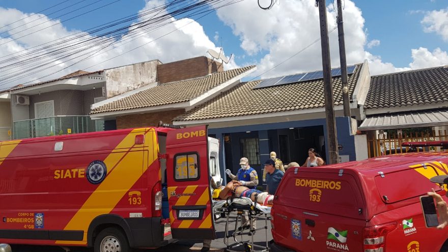 Homem sofre fratura exposta na perna após cair de pé de manga