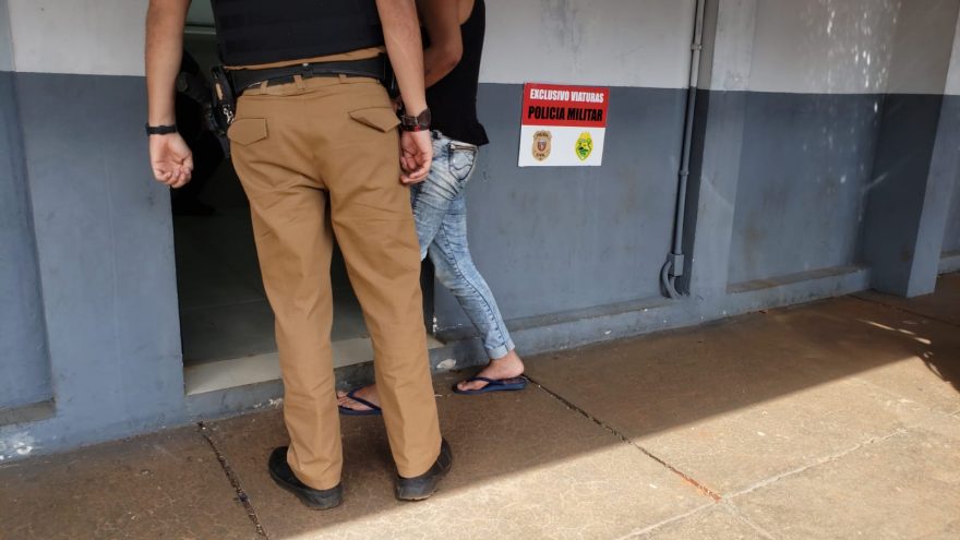 Mulher é detida por maus tratos a uma criança de 4 anos de idade