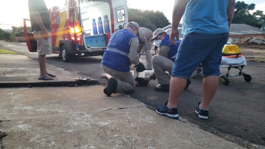 Mulher sofre corte na cabeça após cair enquanto descia de um veículo
