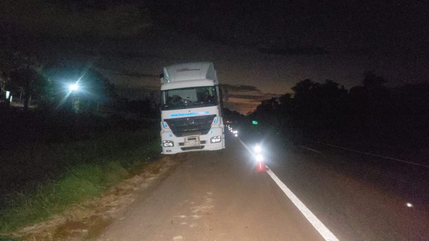 Carreta fica atolada às margens da BR-369 em Cascavel