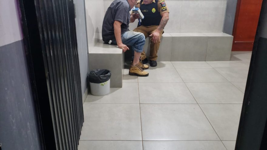 Dirigindo alcoolizado, idoso é preso pela Polícia Militar