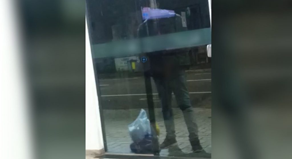 Spoiler de imagens repugnantes! Funcionária flagra homem se masturbando na porta enquanto ela trabalha