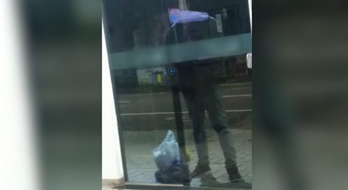 Spoiler de imagens repugnantes! Funcionária flagra homem se masturbando na porta enquanto ela trabalha