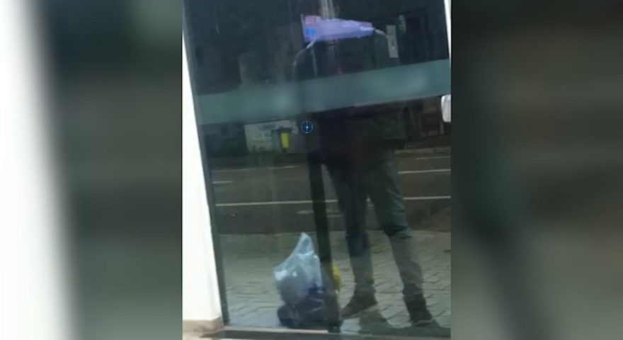 Spoiler de imagens repugnantes! Funcionária flagra homem se masturbando na porta enquanto ela trabalha