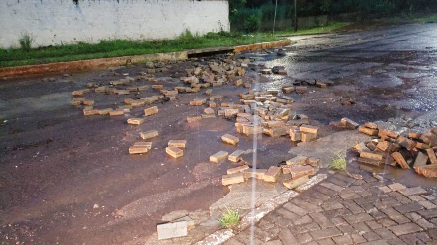 Temporal atinge Cascavel e causa danos durante a madrugada; confira a previsão do tempo para o domingo