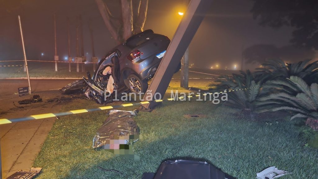 Uma pessoa morre e três ficam feridas após carro atingir árvore em Maringá