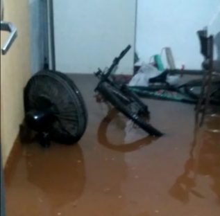 Vídeo: chuva causa alagamento em residência no Santa Cruz