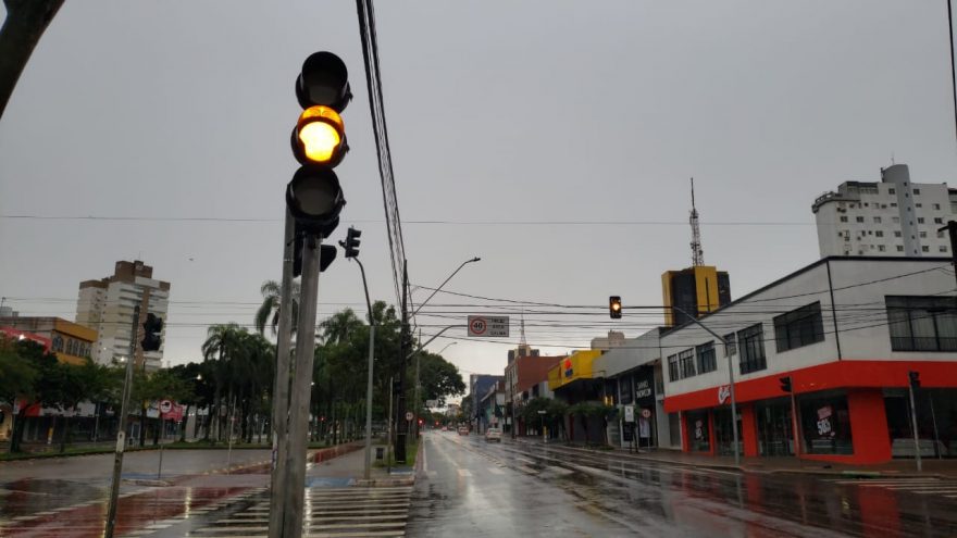 Temporal deixa semáforo piscante no Centro de Cascavel
