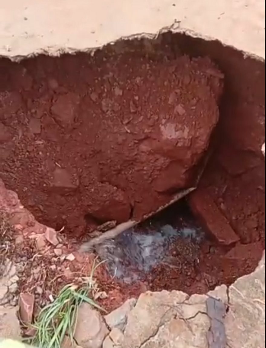 Rompimento de rede abre cratera e provoca falta de água no 14 de Novembro; veja imagens