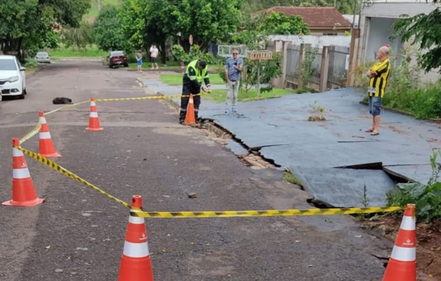 Buraco se abre na Rua Paraná após temporal