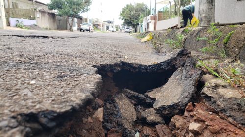 Moradores temem abertura de cratera após rachaduras no asfalto no Santa Felicidade