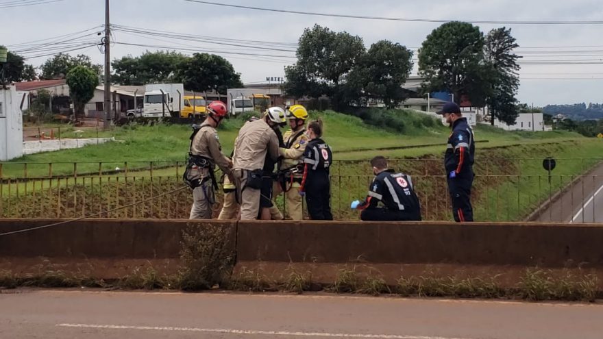 Homem em surto no Viaduto Carelli mobiliza Corpo de Bombeiros